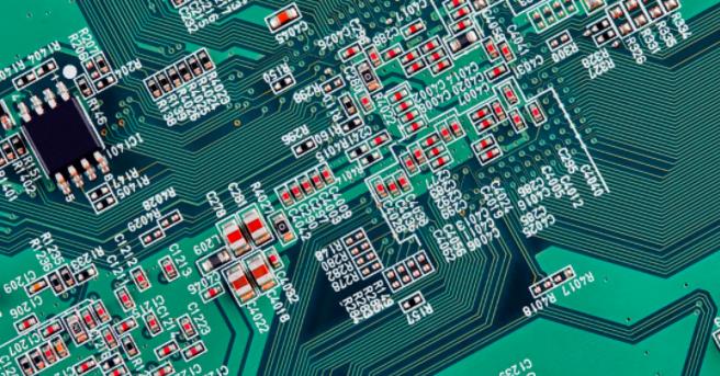 你能在這個復雜的PCB中找到垂直布線嗎？反正我不能